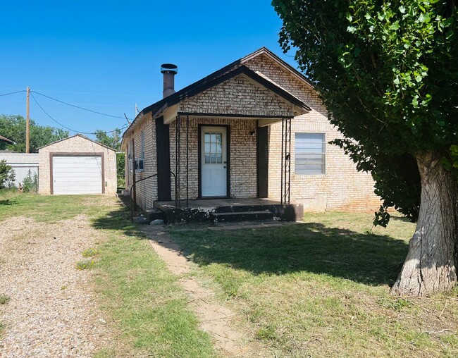 Primary Photo - House in Melrose