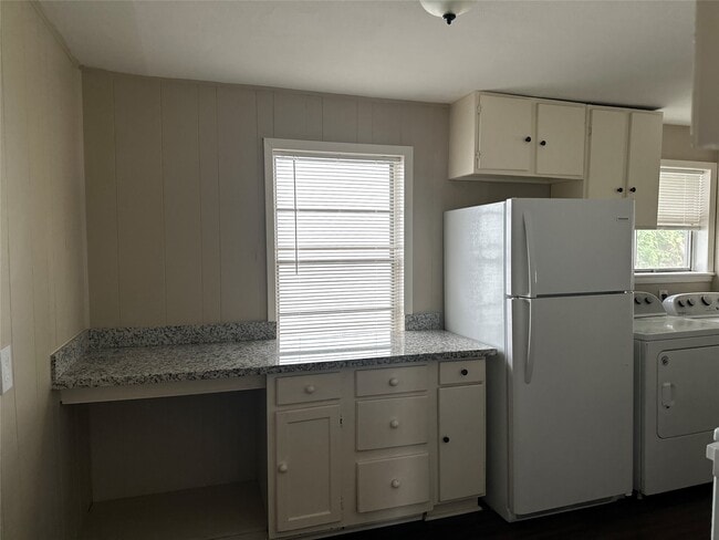 Building Photo - 1205 Avenue E