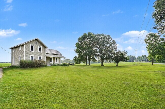 Building Photo - Updated farmhouse with privacy and views