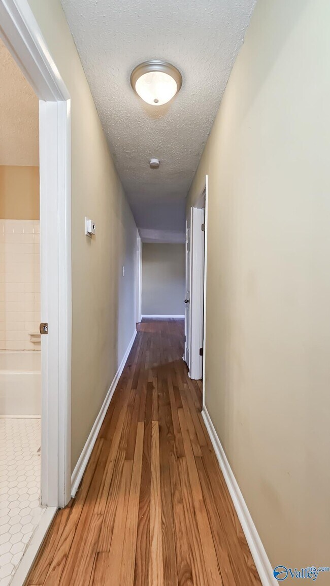 Building Photo - 712 Larry Dr