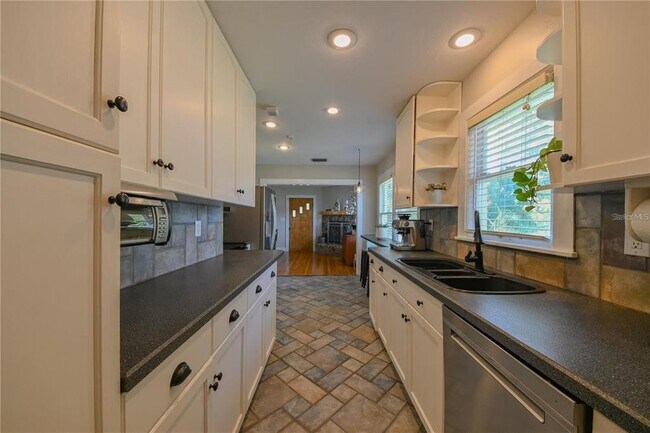 Building Photo - 3035 Granville Ct N