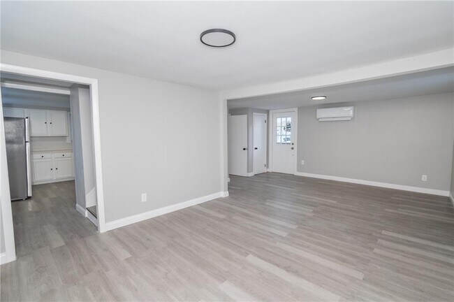 Building Photo - 670 Putnam Pike