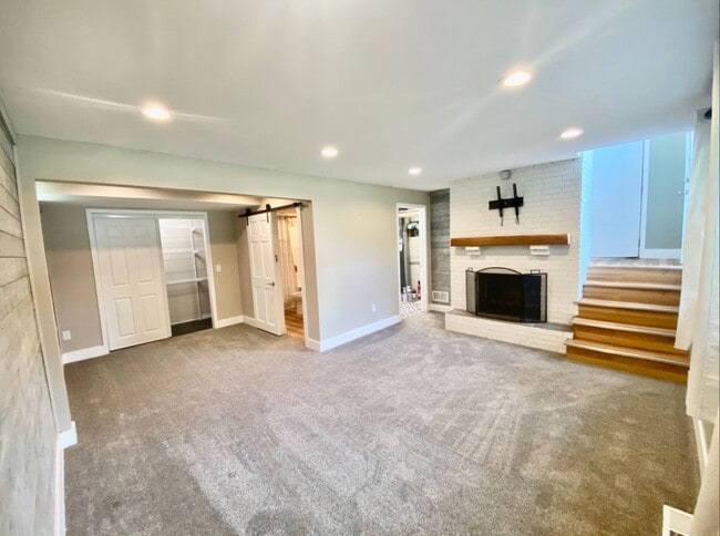 Building Photo - Stunning Bi-Level 3 Bedroom Home in Forest...