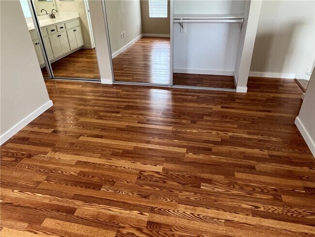 Building Photo - 23401 La Crescenta