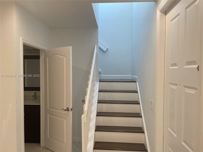 Building Photo - 10739 Oak Bend Way