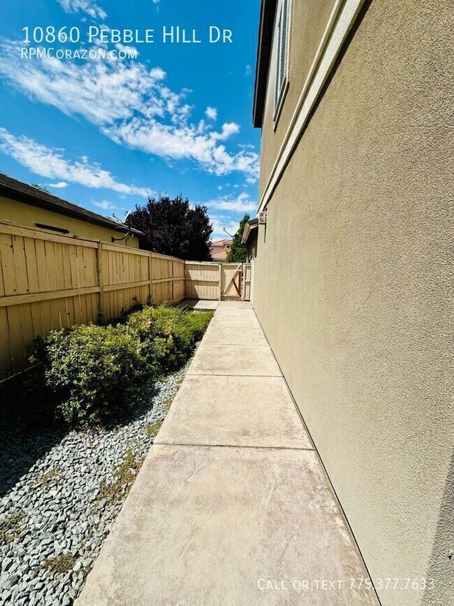 Building Photo - 10860 Pebble Hill Dr