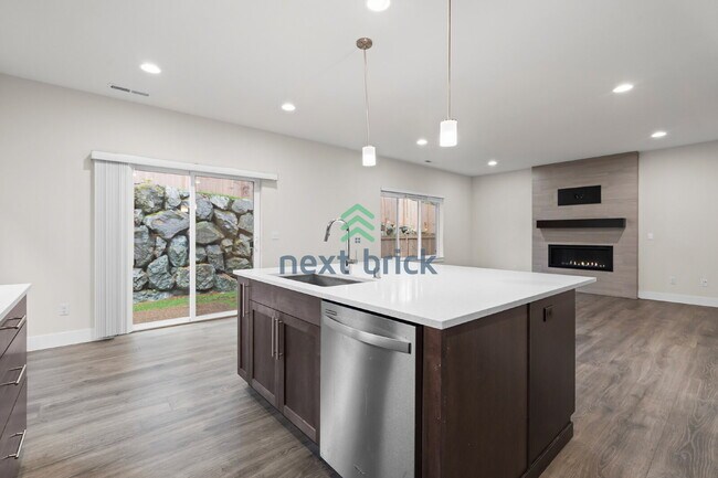 Building Photo - 5 BED & 2.5 BATH SINGLE FAMILY HOUSE FOR RENT