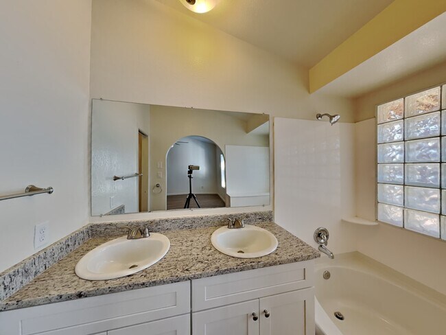 Building Photo - 421 E Encinas Ave