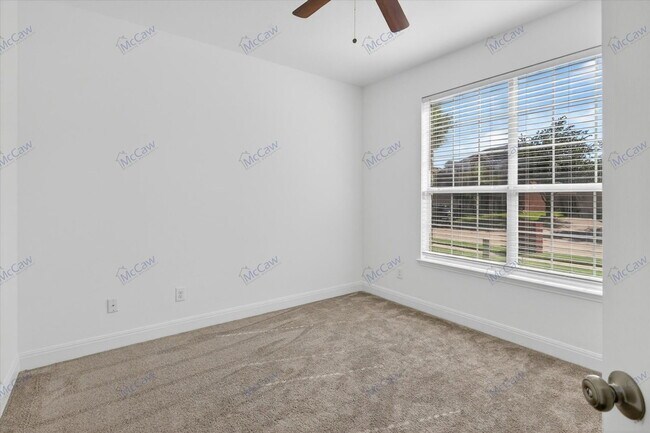 Building Photo - 2405 Loreto Dr