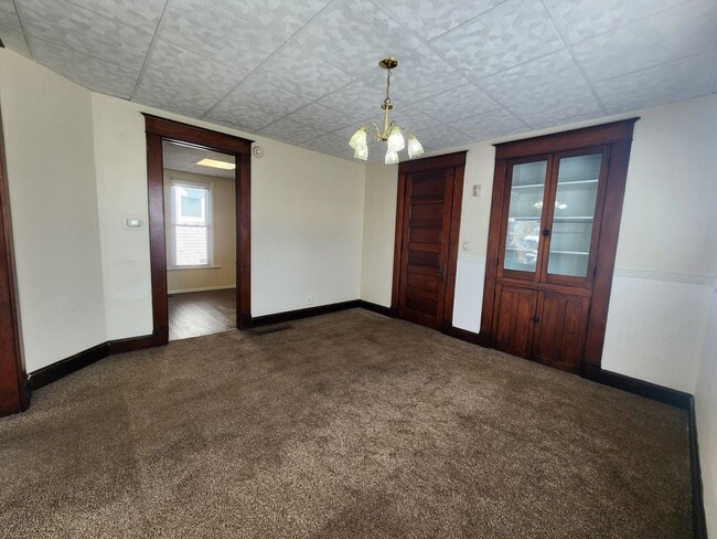 Building Photo - 3 Bedroom House w/Detached Garage!!!