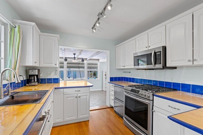 Building Photo - 430 N Ocean Breeze