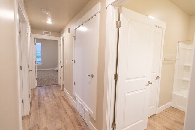 Building Photo - Beautiful Middle Floor Condo in Springville