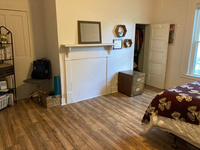 Building Photo - Three bedrooms 1 bath downtown Durham home: Available Now!