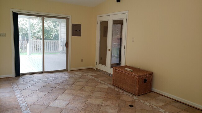 Building Photo - 1542 Surry Hill Ct
