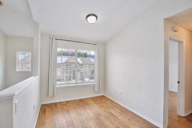 Building Photo - Stylish 3/2 Corner-Unit Condo with Resort ...