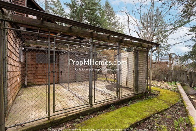 Building Photo - Rare Three Bedroom Gem in SW Portland!