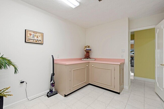 Building Photo - 1801 SE Hillmoor Dr