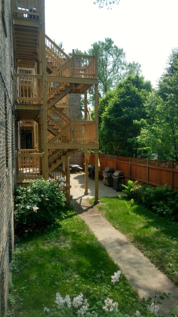 Building Photo - Charming Roscoe Village 1 Bedroom - Recently redone bathroom! Refinished hardwood floors!