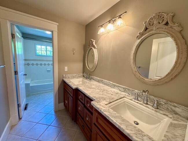 Building Photo - Gorgeous 5 bedroom, 4.5 bath, Westside Dan...