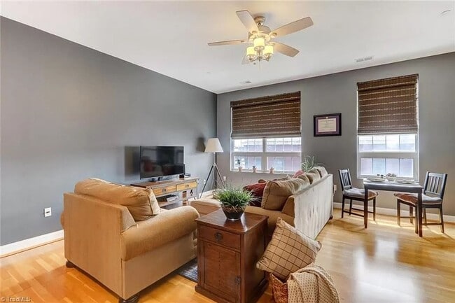 Building Photo - 1 bedroom 1 bathroom Downtown Living Spacious Condo in the heart of Greensboro