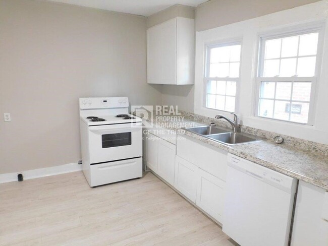 Building Photo - *Move In Special* Cute 2 Bedroom/1 Bath Ho...