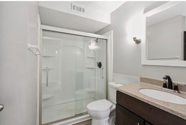 Building Photo - 1100 E 6th St