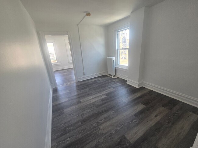 Building Photo - 450 Maple St