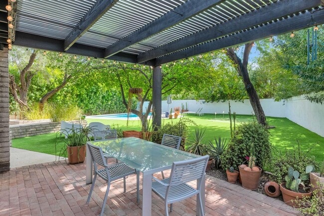 Building Photo - 3335 N Rose Cir Dr