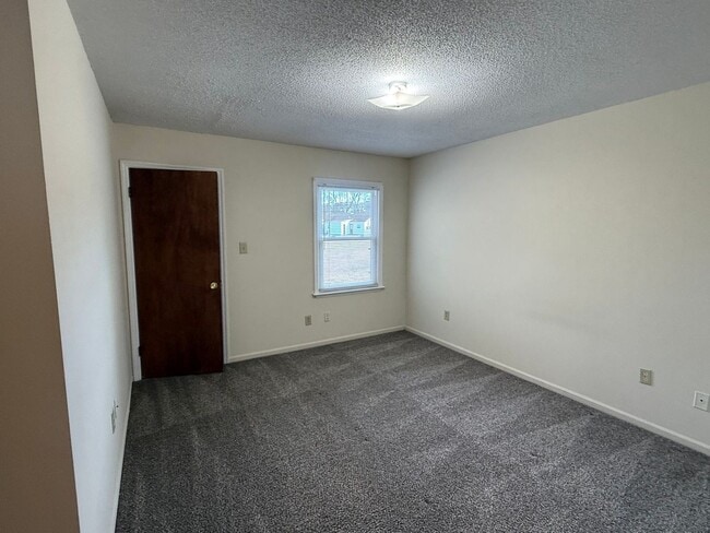 Building Photo - 2 Bedroom 1 Bathroom