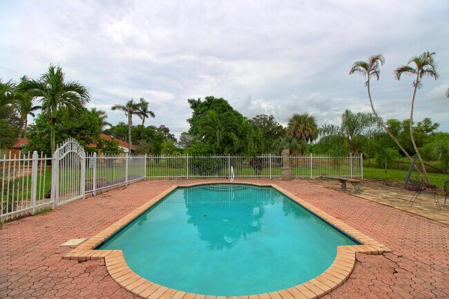 Building Photo - 10690 Barn Rd