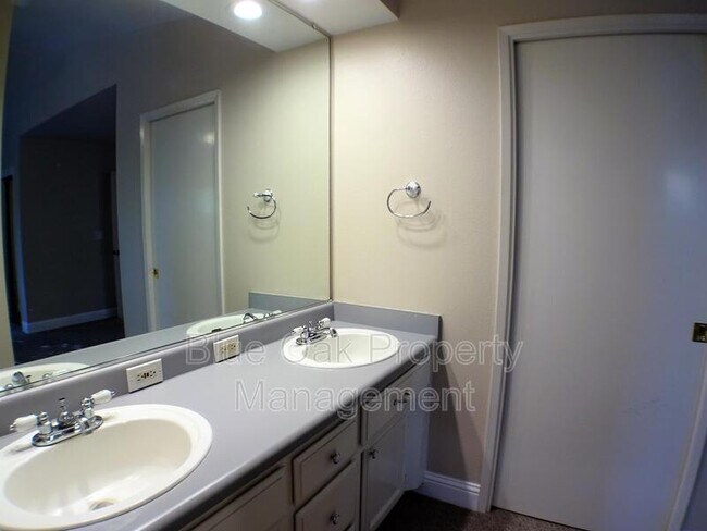 Building Photo - 3008 California Park Dr