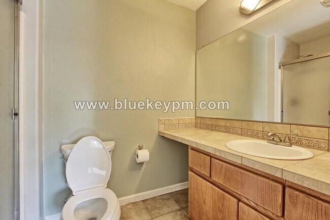 Building Photo - 3 Bed, 2.5 Bath Townhome Near Orchards Fre...