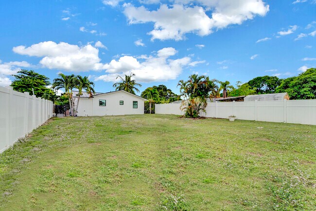 Building Photo - 320 NW 3rd Ave