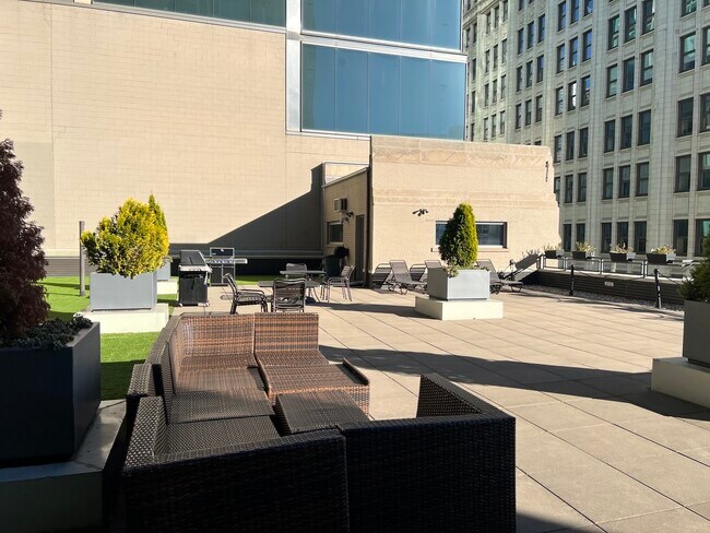 Building Photo - 565 W Quincy St