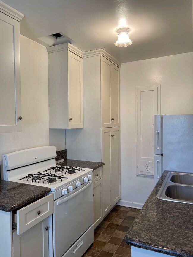 Building Photo - Large 1 Bedroom 1 Bath in Los Feliz!