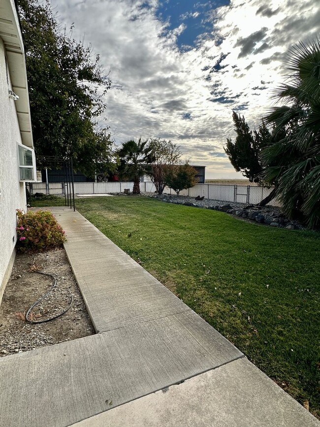 Building Photo - Beautiful Country Home! With Bonus Office/Den Room