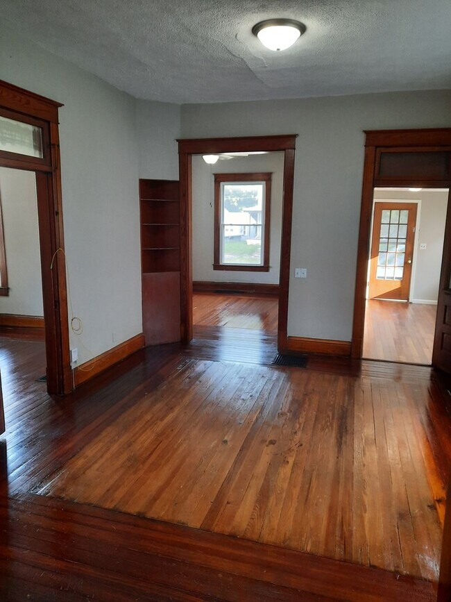 Building Photo - Lovely 3 bedroom 1 bath home