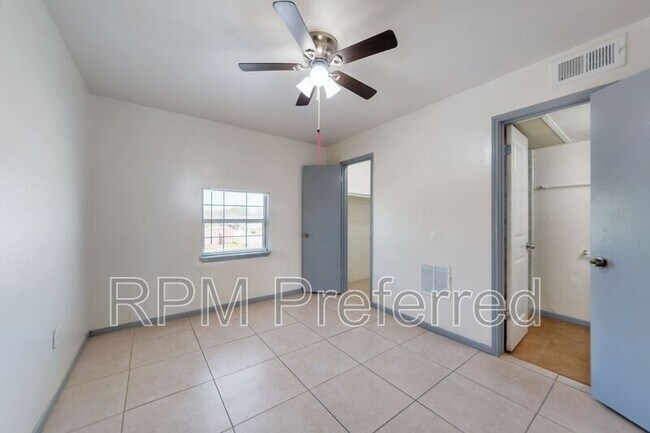 Building Photo - 1800 N Wayside Dr