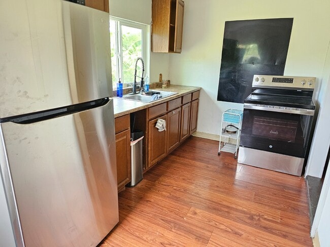 Building Photo - 2 Bed / 1 Bath Apartment with 2 driveway P...