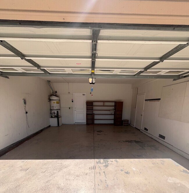 Building Photo - NICE 3 BEDROOM HOME IN ELK GROVE!!