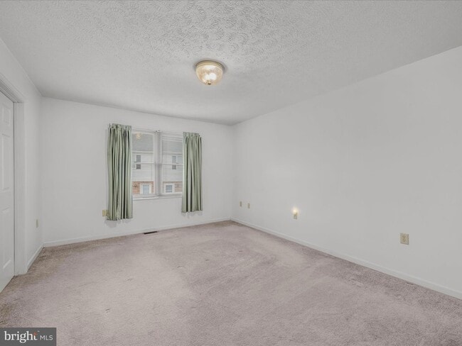 Building Photo - 73 Garden Dr