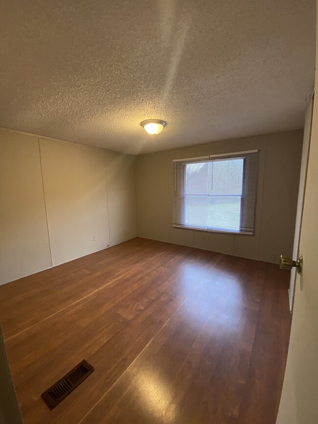 Building Photo - Mill Creek Properties