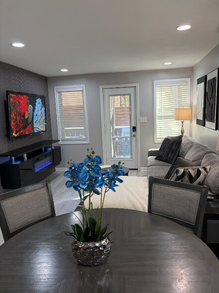 Building Photo - 665 S Preston Ct