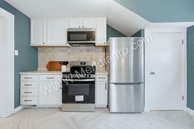Building Photo - 931 Woodview Blvd