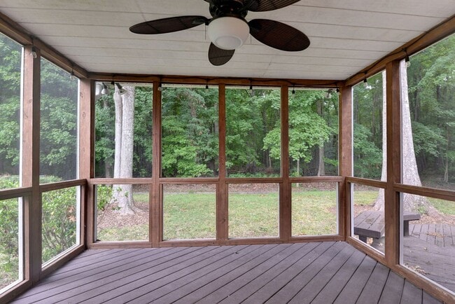 Building Photo - Beautifully Renovated Running Man Gem - Co...