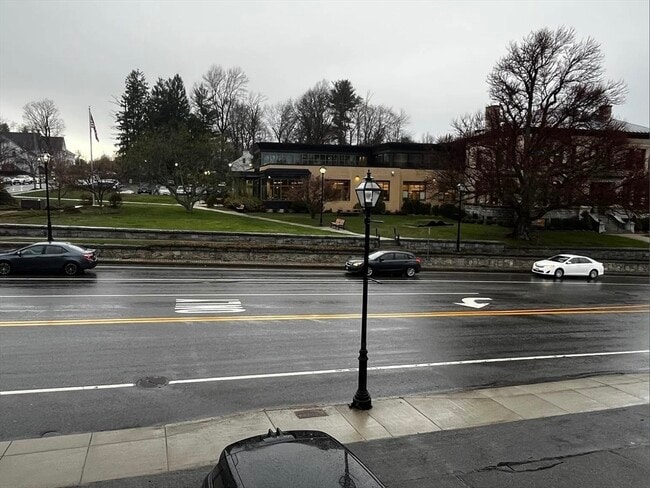 Building Photo - 600 Main St