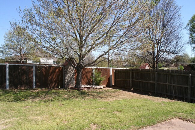 Building Photo - Huge, Gorgeous South Tulsa home ready for ...