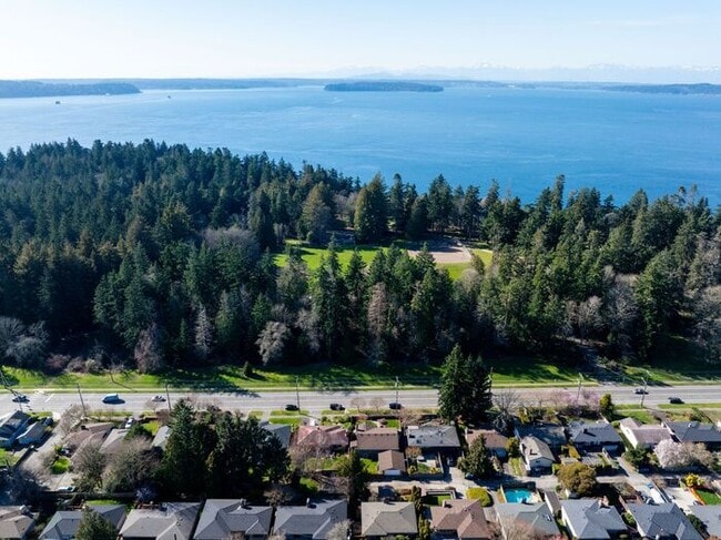 Building Photo - Elegant and Spacious Air-Conditioned Lincoln Park Rambler