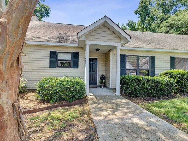 Building Photo - 905 Burnley Rd