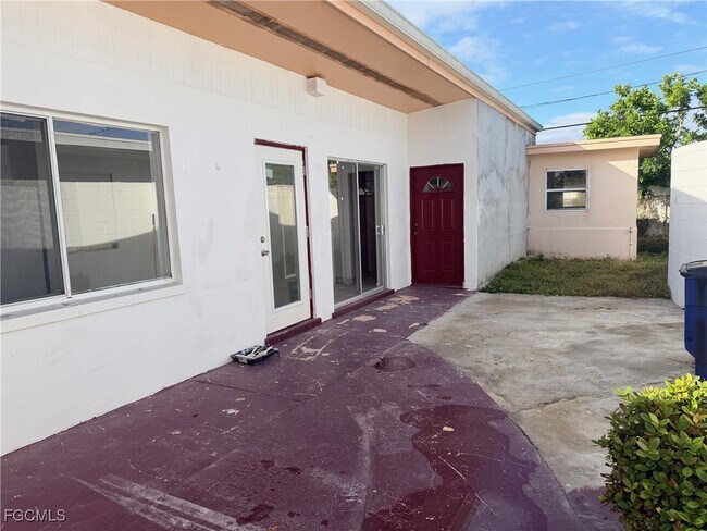 Building Photo - 15 Vineyard St